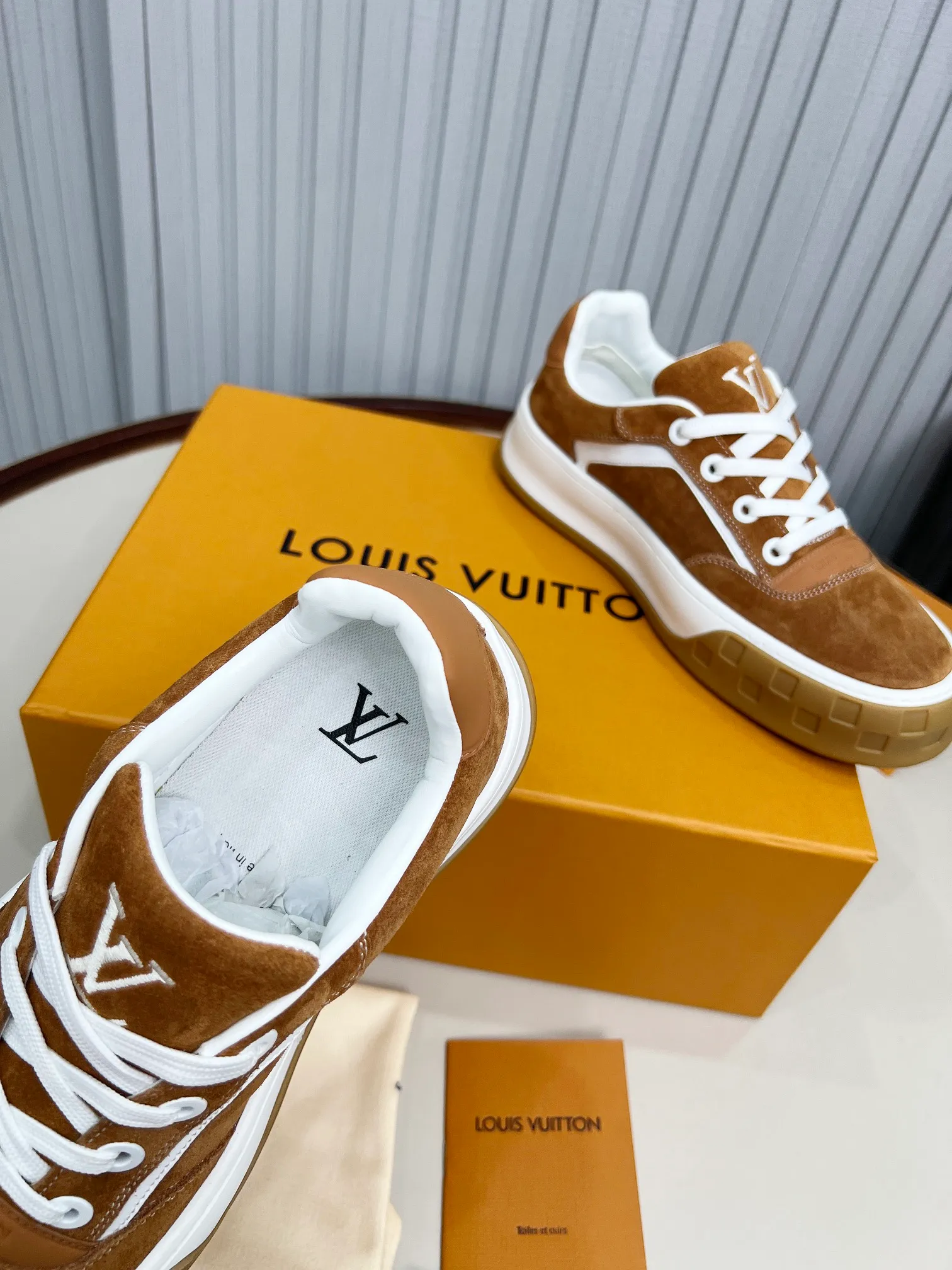 p620💰Men's shoes ❤️❤️❤️Top version LV-Louis Vuitton-Classic catwalk new style Air glue process·Original 1:1 development and reproduction! ! The upper foot is very comfortable. It is made of luxurious materials and fine workmanship. The midsole is printed with English letters "Made in Europe". The upper is made of calfskin imported from Italy. The side is decorated with the brand's LOGO and signature. The latest latex foot pads and mesh lining make the foot feel super comfortable. The original two-color TPU combination outsole is specially provided by the original factory. Bag technology Goodyear stitched edges Fabric: Exclusive custom first-layer cowhide Accessories: Exclusive private model Vuitton logo, lining: Customized silk mesh lining - first-layer silk cowhide lining Outsole: TPU combination outsole wear-resistant, non-slip and anti-yellowing Foot pads: new latex pads-mesh sweat-absorbent Counter technology: fully computerized sewing machine wire drawing Toe box back cover Hot and cold shaping Full set of pull-top last with medium and low logo pattern Code number 39-45